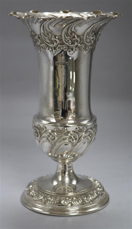 An Edwardian repousse silver pedestal vase, Sheffield, 1907, 11 oz.